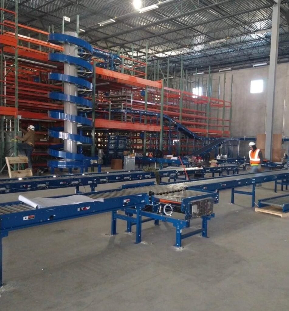 Cuadrilla de T.G.S instalando conveyors en un almacén
