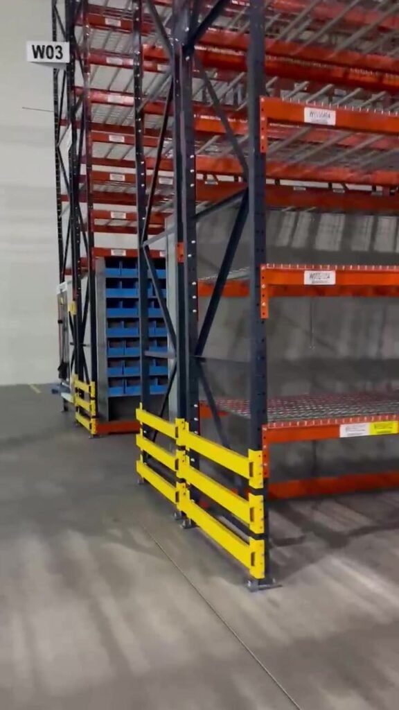 Rack con protecciones y estantería para cajas
